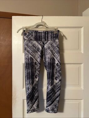 lululemon athletica Black & White Abstract Brushstroke Capris